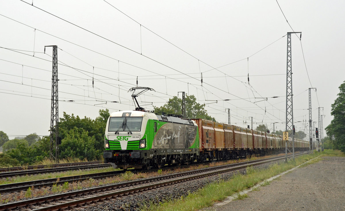 193 204 der SETG führte am 01.07.20 einen Innofreight-Containerzug über´s Gegengleis durch Saarmund Richtung Potsdam.