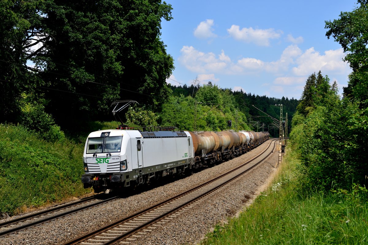 193 204 der SETG war am 30. Juni 2015 mit einem Knickkesselzug im Wald bei Gundelsheim unterwegs. 