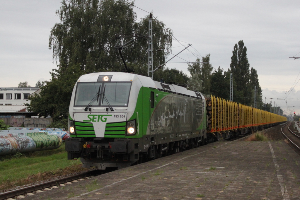 193 204  Wolfgang Amadeus Mozart  mit Holzzug von Rostock-Bramow nach Stendal-Niederg�rne bei der Durchfahrt im Haltepunkt Rostock-Holbeinplatz.11.08.2017