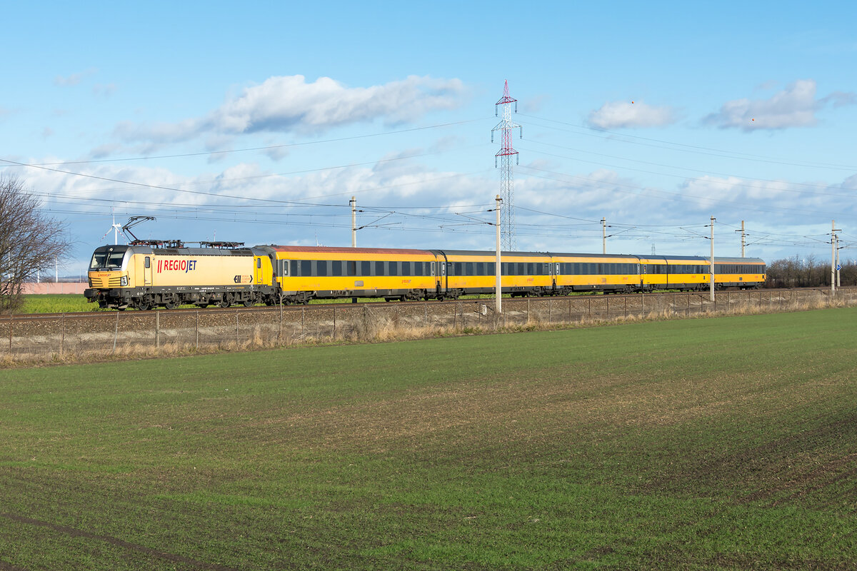 193 206 war am 03.01.2022 mit dem regiojet 1033 in Richtung Wien unterwegs. Das Foto enstand kurz vor Wien Süßenburnn.