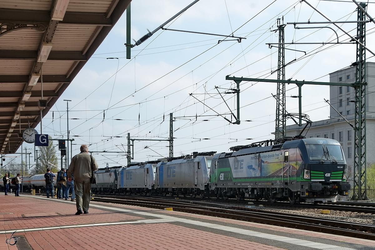 193 207, 186 427, 186 426 & 193 215 ziehen einen Güterzug, gesehen Anfang April 2017 in der Nähe des Dresdener Hauptbahnhofes.