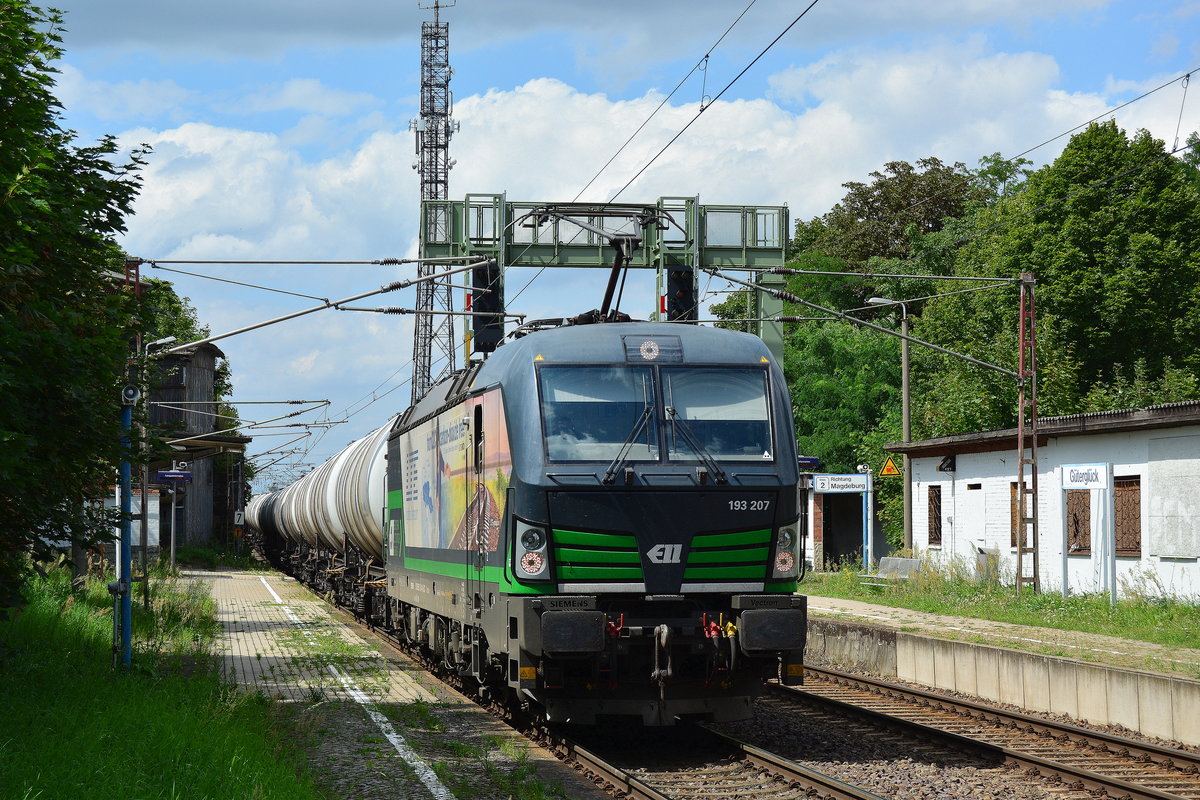 193 207 kommt mit einem langen Kesselwagenzug durch Güterglück gen Dessau gefahren.

Güterglück 04.08.2017