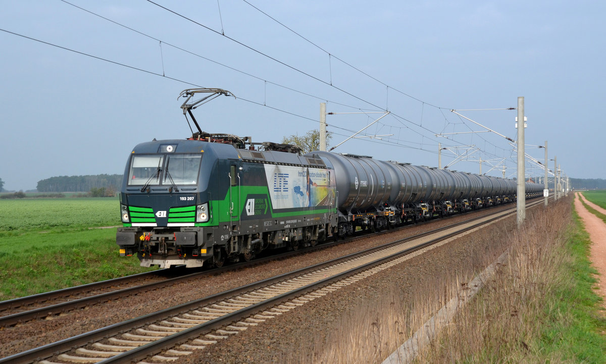 193 207 der LTE führte am Morgen des 04.04.17 einen Kesselwagenzug durch Rodleben Richtung Roßlau.