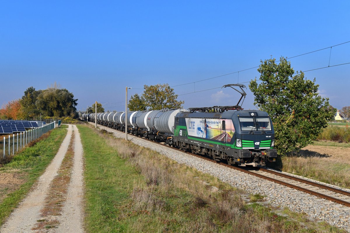 193 207 mit einem Kesselzug am 16.10.2018 bei Wallersdorf. 