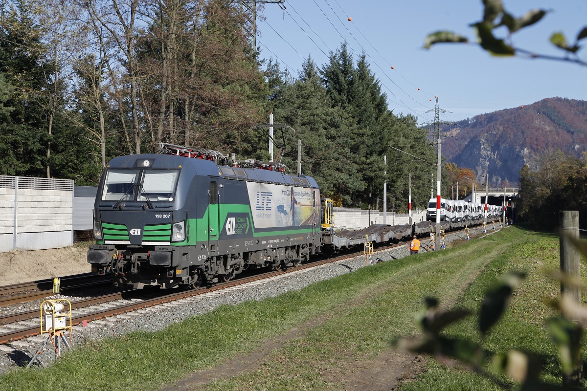 193 207 mit Güterzug bei Stübing am 4.11.2015.