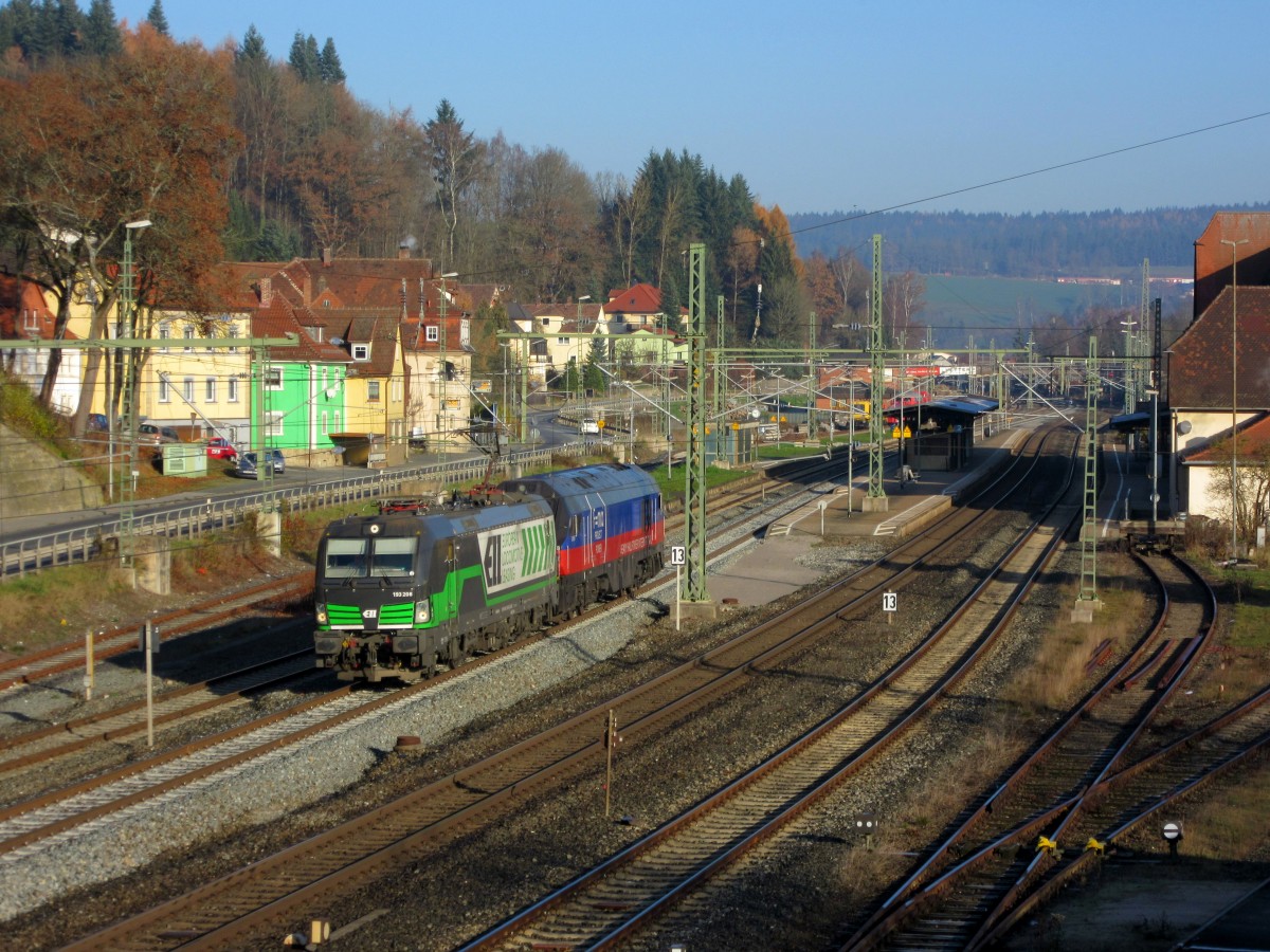 193 208 von ELL zieht am 23. November 2014 die 29008 von HHPI durch Kronach in Richtung Bamberg.