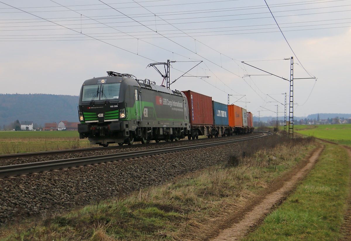 193 209 mit Containerzug in Fahrtrichtung Norden. Aufgenommen zwischen Mecklar und Ludwigsau-Friedlos am 11.03.2016.