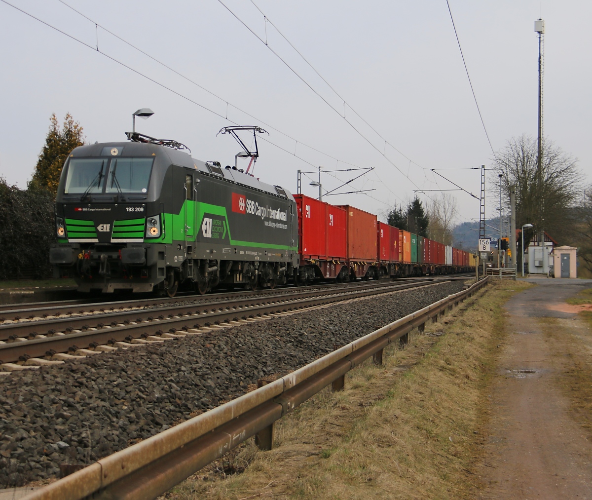 193 209 mit Containerzug in Fahrtrichtung Süden. Aufgenommen am 07.03.2015 in Ludwigsau-Friedlos. 