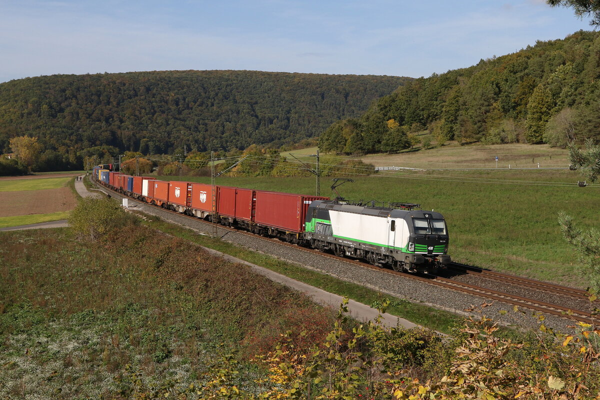 193 210 von  ELL  mit einem Containerzug am 10. Oktober 2022 bei Harrbach im Maintal.