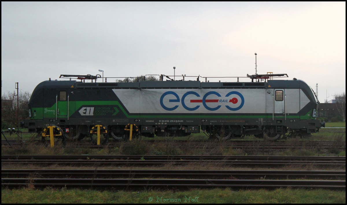 193 211-0 wartet in Wilhelmshaven auf der Tankfarm um dann mit ihrem Kesselwagenzug, durch eine Überführung nach Oldenburg gebracht zu werden, wo sie Ihrem Ziel aus eigener Kraft entgegenfahren kann. 20/11/2015