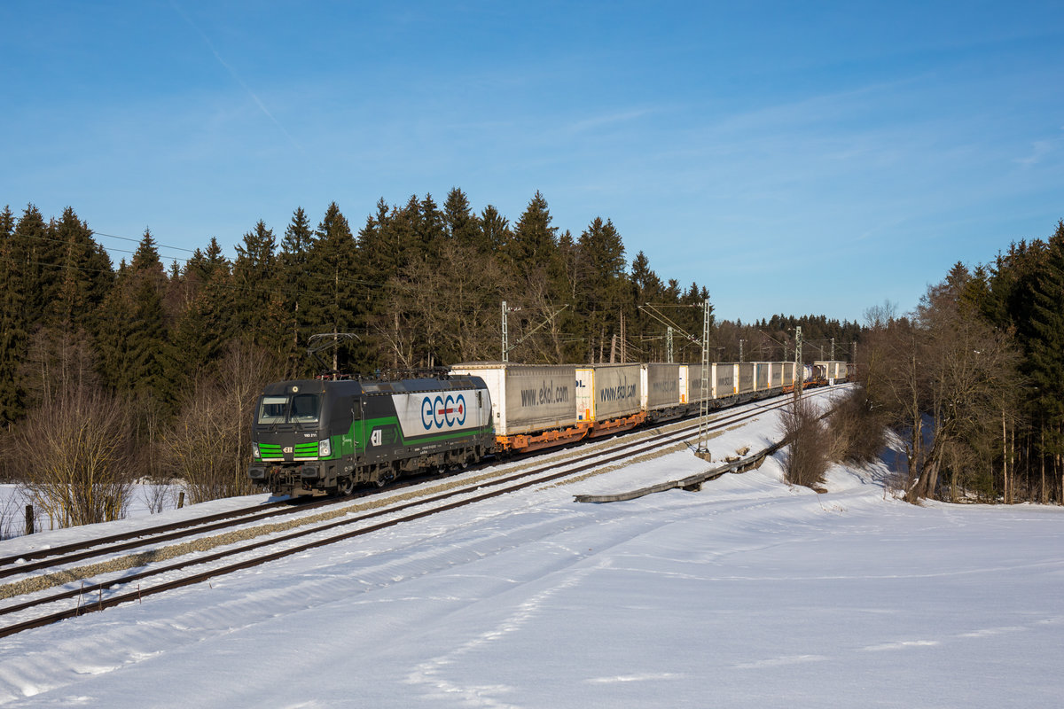 193 211 fährt mit dem ECCO EKOL bei Grabenstätt in Richtung München, aufgenommen am 8. Februar 2019.