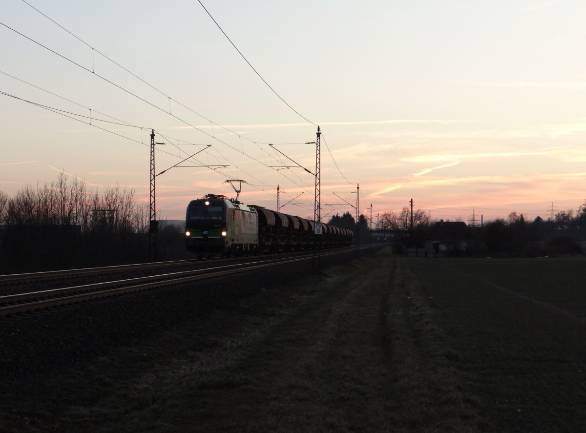 193 211 fuhr am 09.03.15 im Sonnenuntergang durch Neu-Ulm.