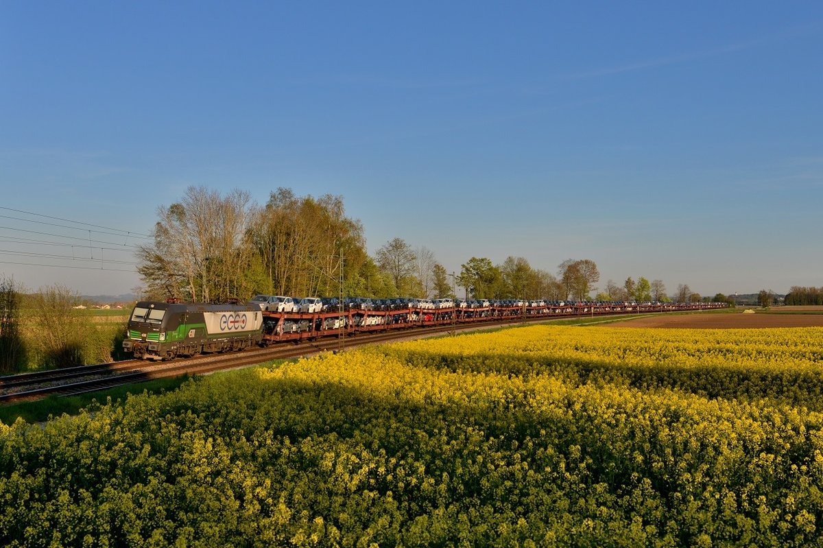 193 211 mit einem Autozug am 21.04.2016 bei Langenisarhofen. 