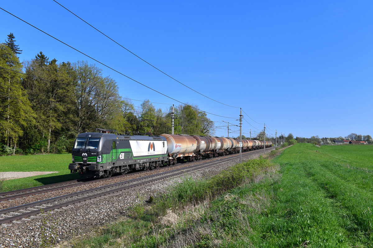 193 212 mit einem Kesselzug am 19.04.2018 bei Andorf. 