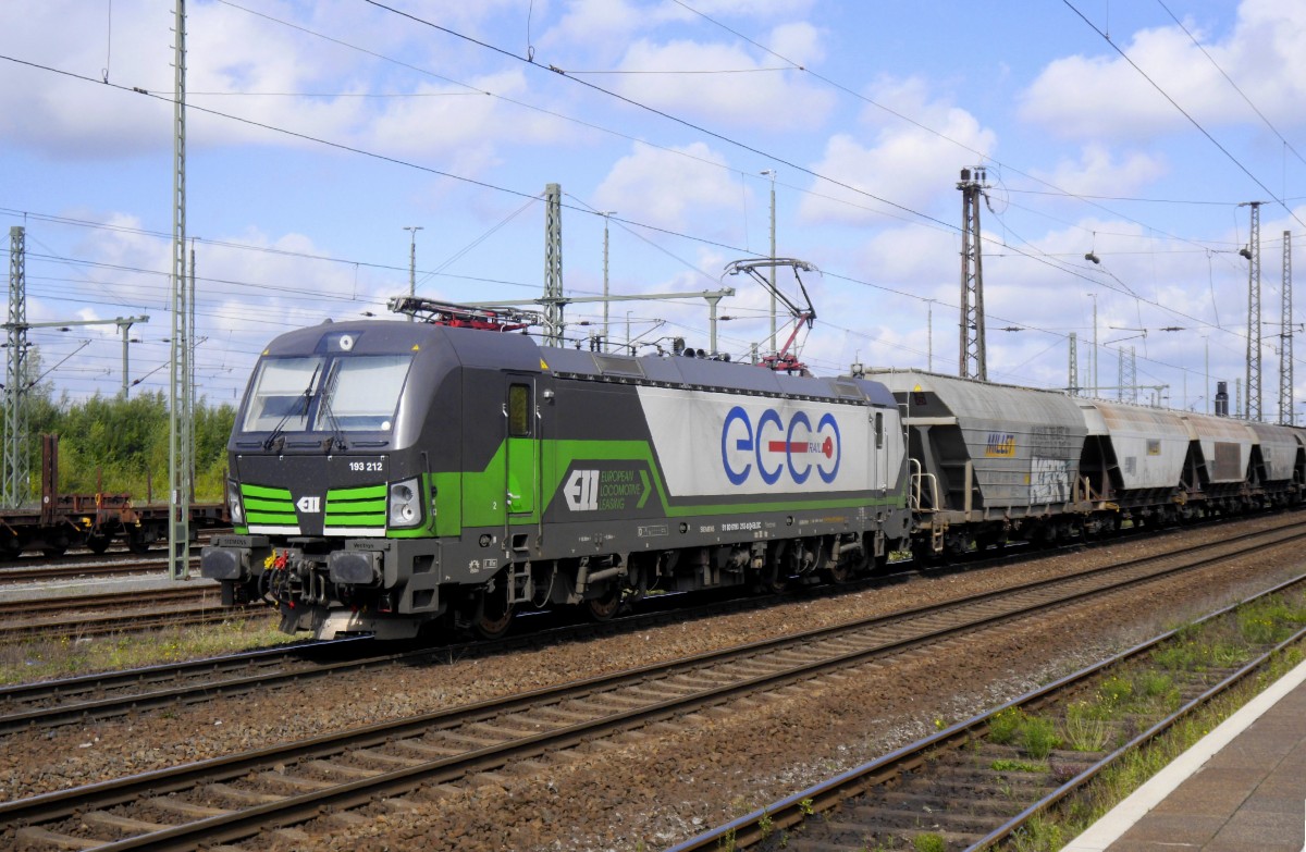 193 212, eine Vectron der European Locomotive Leasing (alias Eisenbahn-Logistik Leipzig, ELL), mit einem Ganzzug in Duisburg-Bissingheim, 22.8.15.