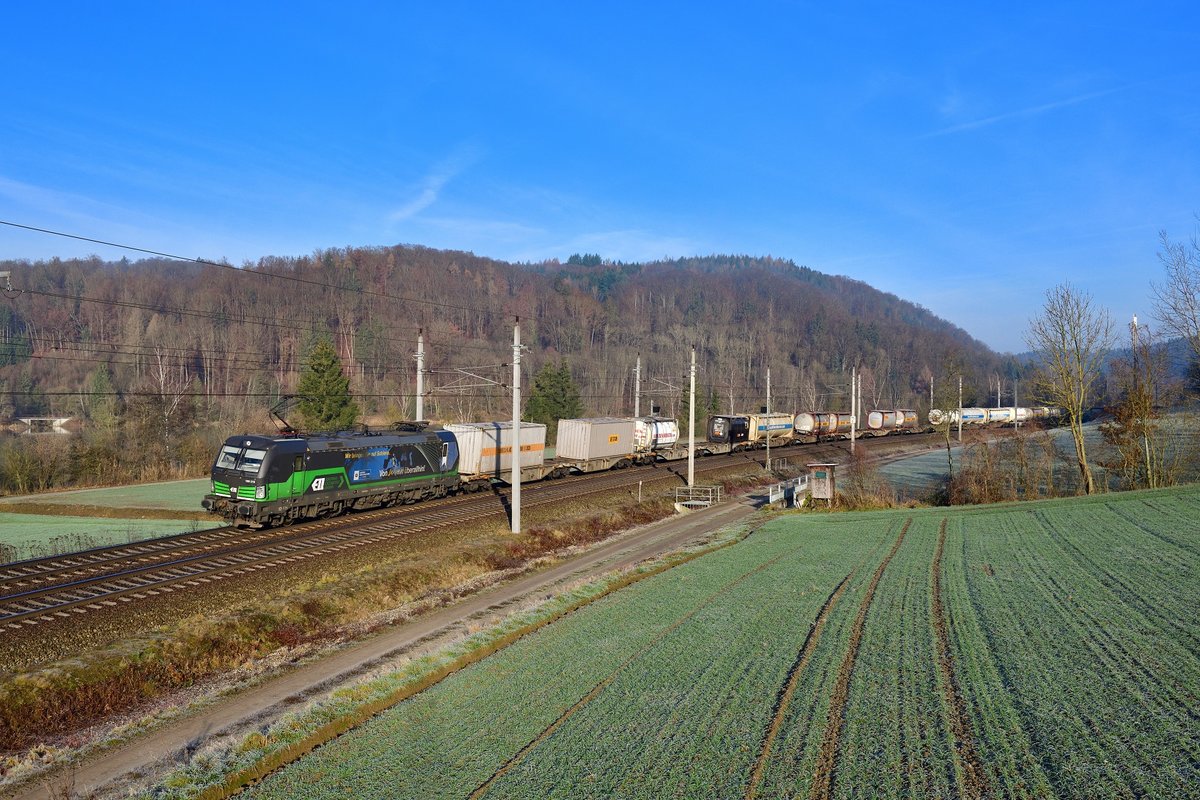 193 213 mit TEC 41151 am 11.12.2019 bei Wernstein am Inn.