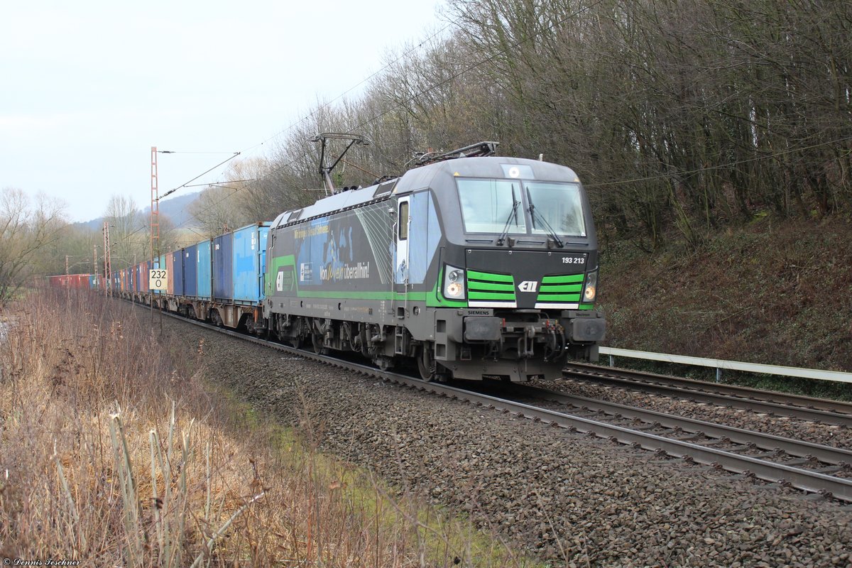 193 213 mit der WienerLokalbahnCargo-Werbung (Von Wien überallhin) zieht einen Containerzug vorbei an Friedland am 26.01.2018