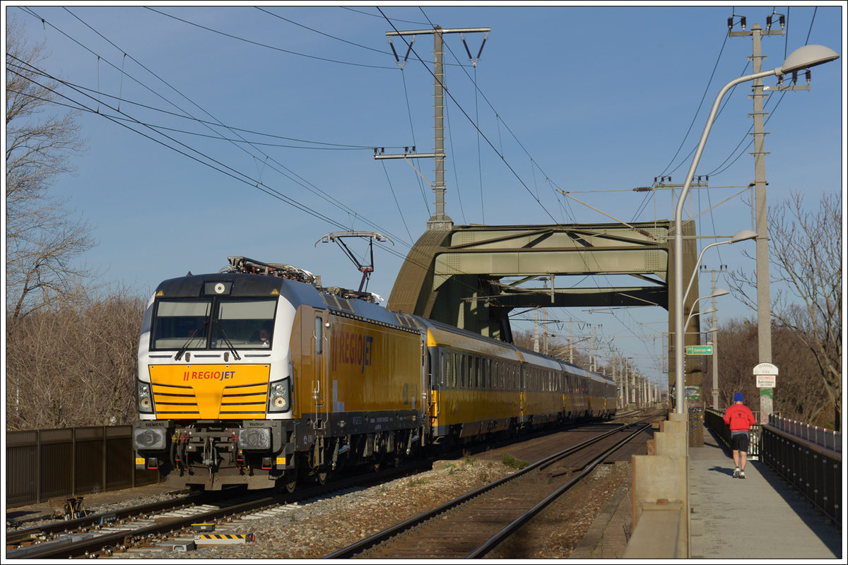 193 214 bespannte am 10.12.2017 den ersten grenzüberschreitenden privaten Personenfernverkehrszug von Prag nach Wien. Die Aufnahme zeigt RGJ 1033 am Ostbahnsteg in Wien Erdberg. 