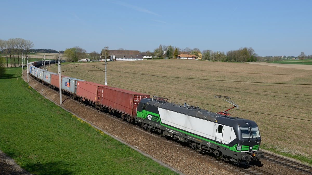 193 217 brachte am 22. April 2015 den ECCO-Rail Zug 40597 von Passau nach Hegyeshalom und wurde von mir bei Neumarkt-Kallham fotografiert. 