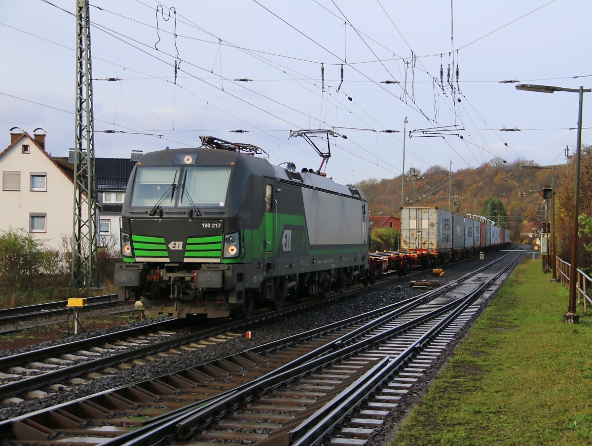 193 217 mit Containerzug in Fahrtrichtung Bebra. Aufgenommen am 14.11.2015 in Lispenhausen.