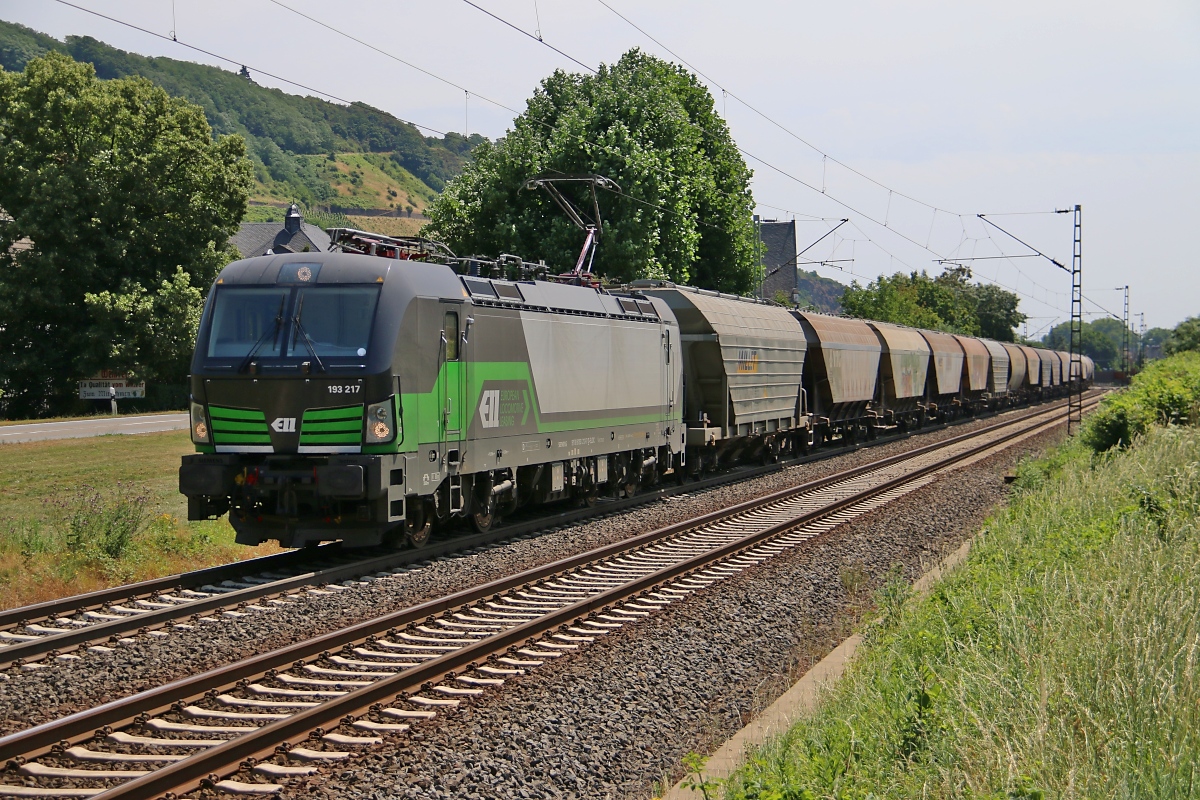 193 217 mit Getreidezug in Fahrtrichtung Bonn. Aufgenommen in Leutesdorf am 17.07.2015.