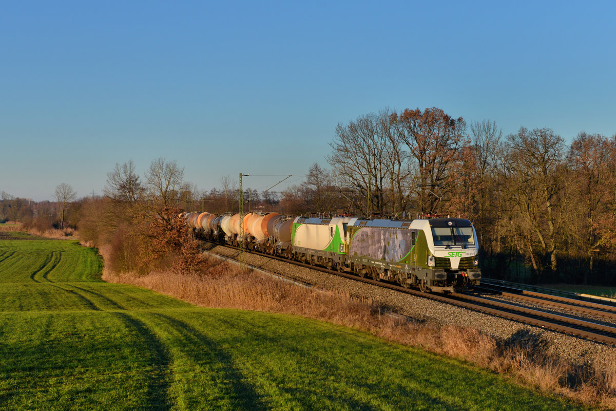 193 218 + 193 240 mit einem Knickkesselzug am 29.11.2016 bei Hilperting. 