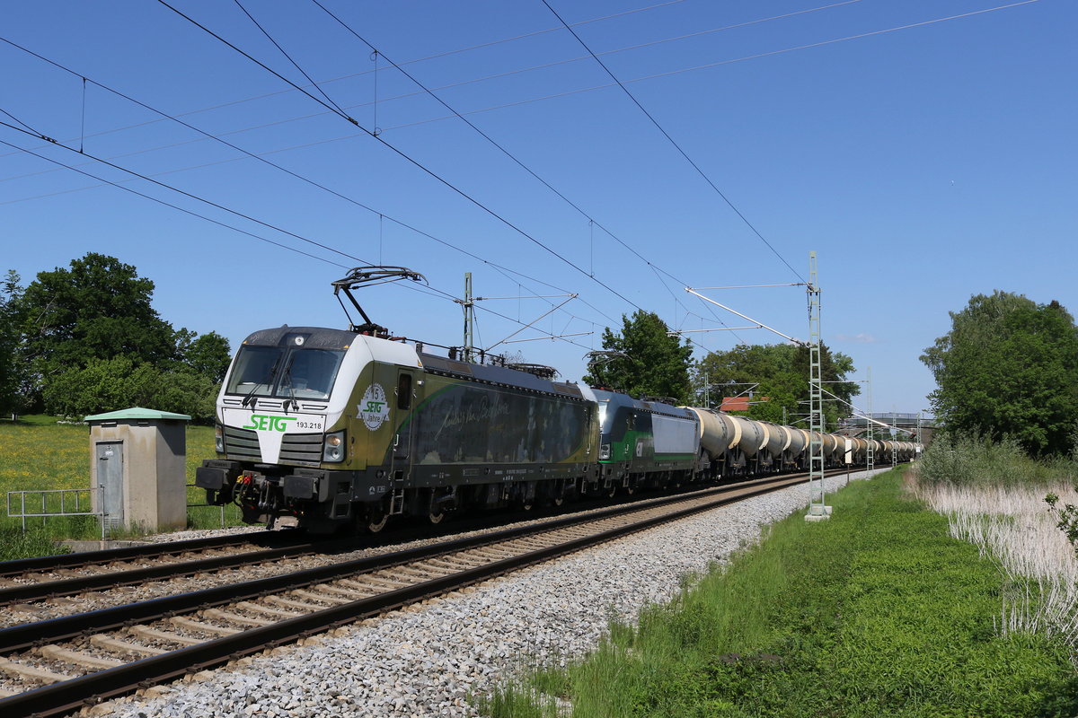193 218  Beethoven  mit einem Kesselwagenzug aus Freilassing kommend am 17. Mai 2020 bei Übersee am Chiemsee.