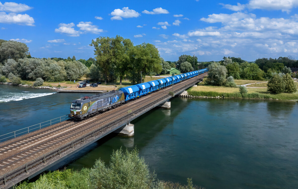 193 218 mit einem Düngerzug am 02.07.2023 bei Plattling.