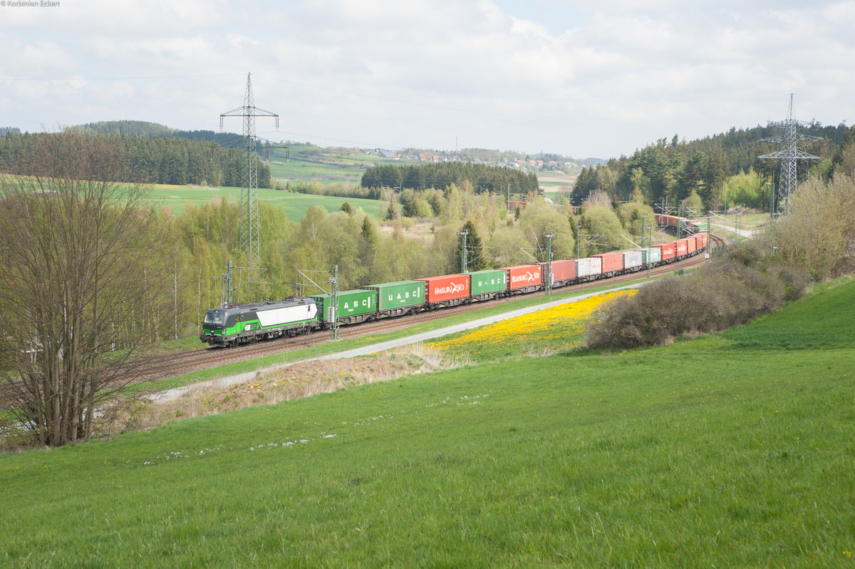 193 219 mit dem Containerzug nach Wiesau (Oberpf) bei Unterkotzau, 06.05.2017