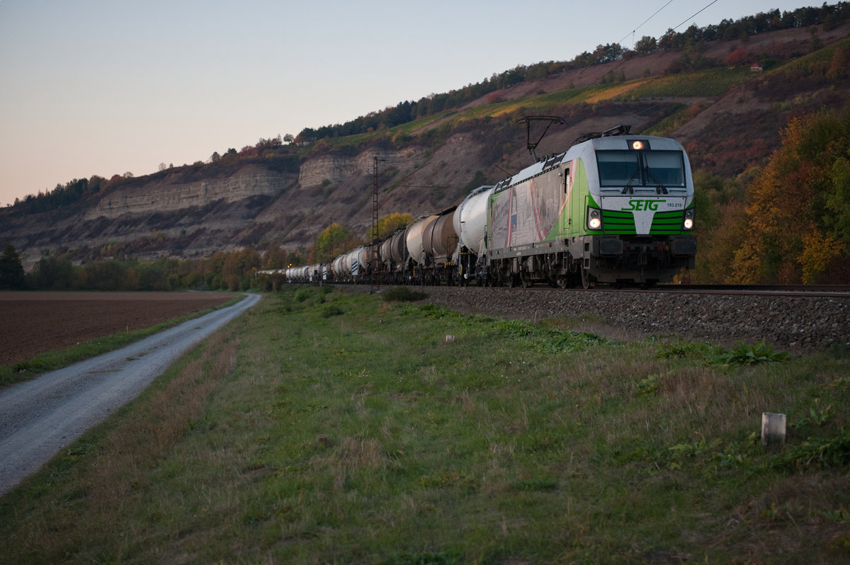 193 219  Stille Nacht  der SETG mit einem Knickkesselzug bei Thüngersheim Richtung Würzburg, 13.10.2018