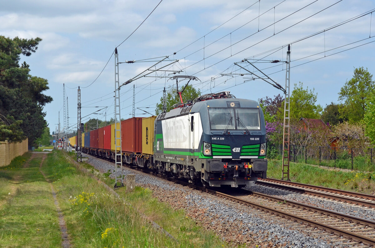 193 220 der ELL führte für ihren Mieter Rail Force One am 08.05.22 einen Containerzug durch Wittenberg-Labetz Richtung Falkenberg(E). Die alten Logos des Vormieters waren auch noch zu erkennen.