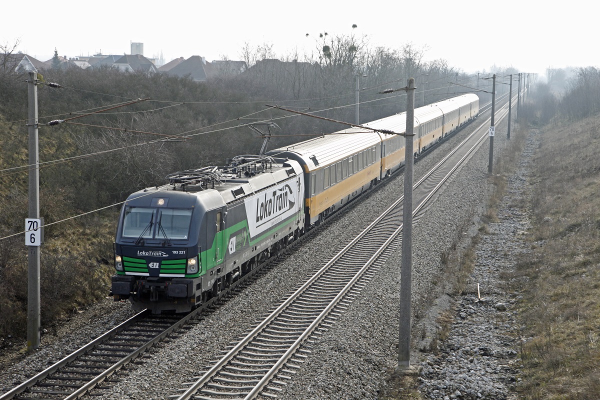 193 221 mit Regiojet bei Rabensburg am 25.01.2018.