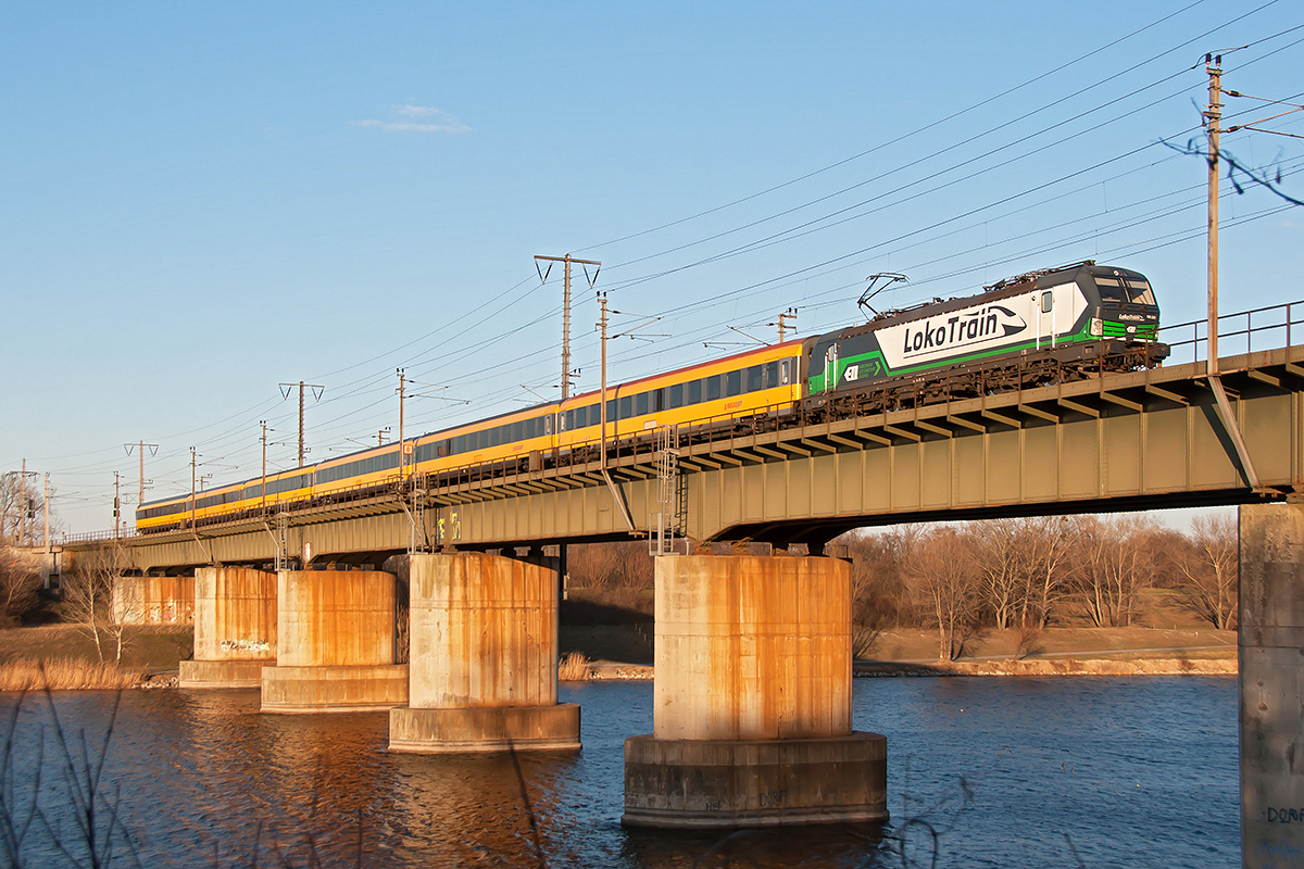 193 222 mit dem Regiojet 1036 auf der Brücke über die neue Donau in Wien. Das Foto entstand am 21.03.2018.