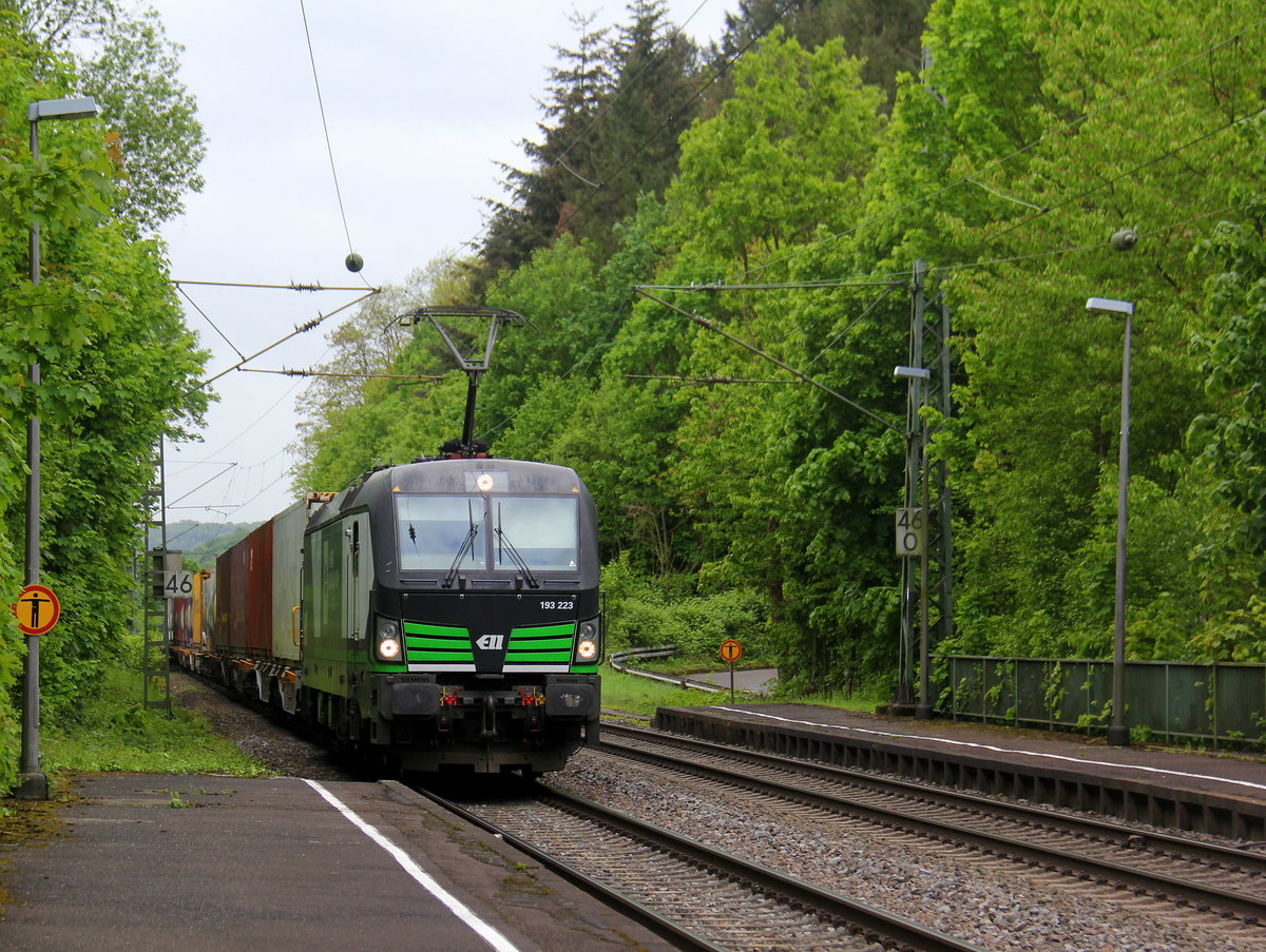 193 223-5 von der Wiener-Lokalbahn kommt mit einem Containerzug aus Süden nach Norden  und kommt aus Richtung Koblenz und fährt durch Rolandseck in Richtung Bonn,Köln.
Aufgenommen vom Bahnsteig in Rolandseck. 
Am Nachmittag vom 9.5.2019. 