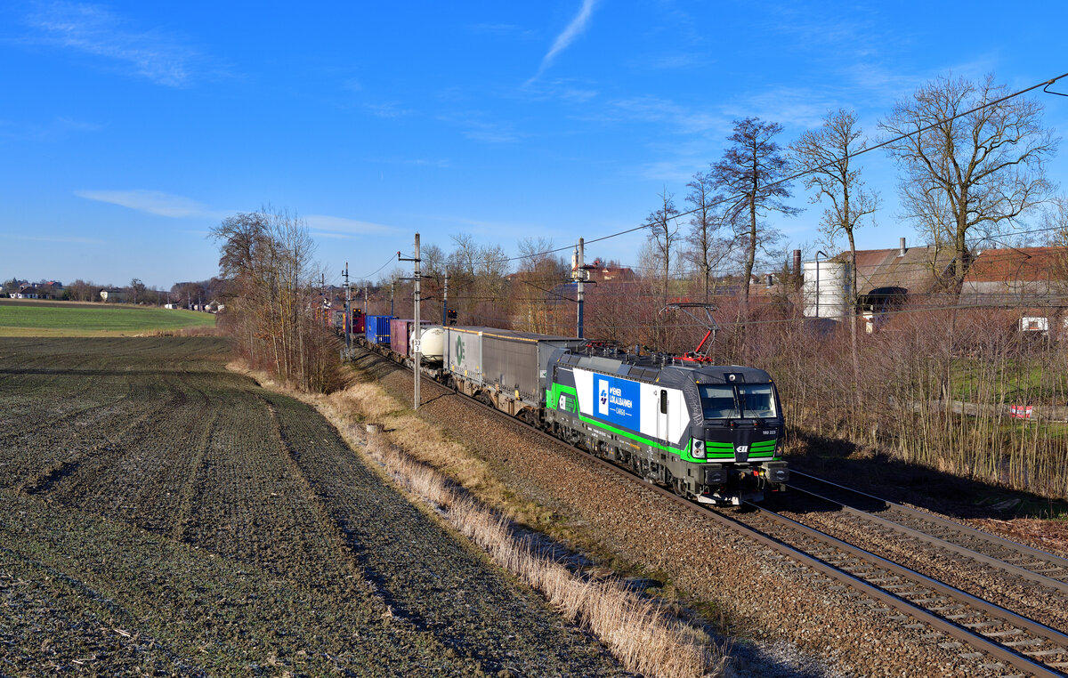 193 223 mit einem KLV am 21.12.2021 bei Kimpling.