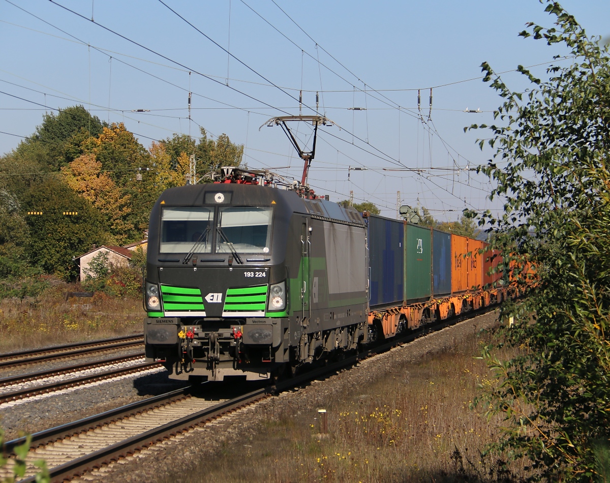 193 224 mit Containerzug in Fahrtrichtung Süden. Aufgenommen am 11.10.2015 in Eichenberg.