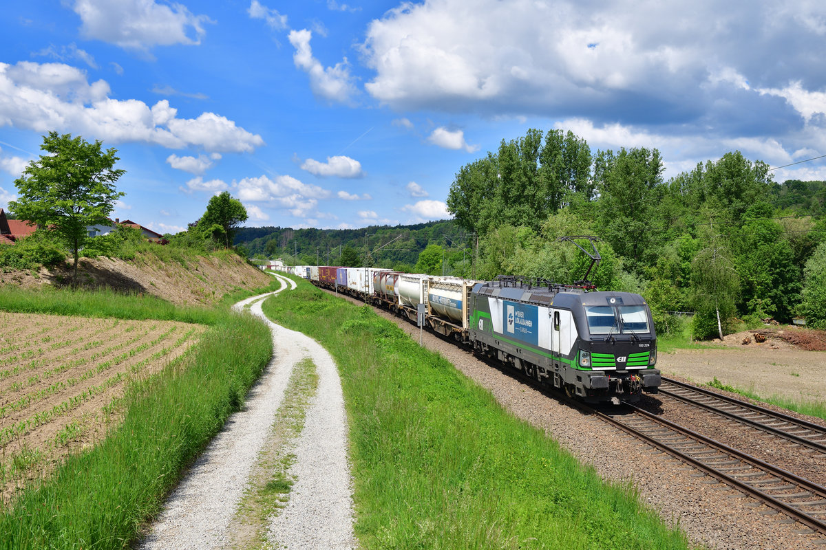 193 224 mit DGS 41155 am 21.05.2020 bei Seestetten.