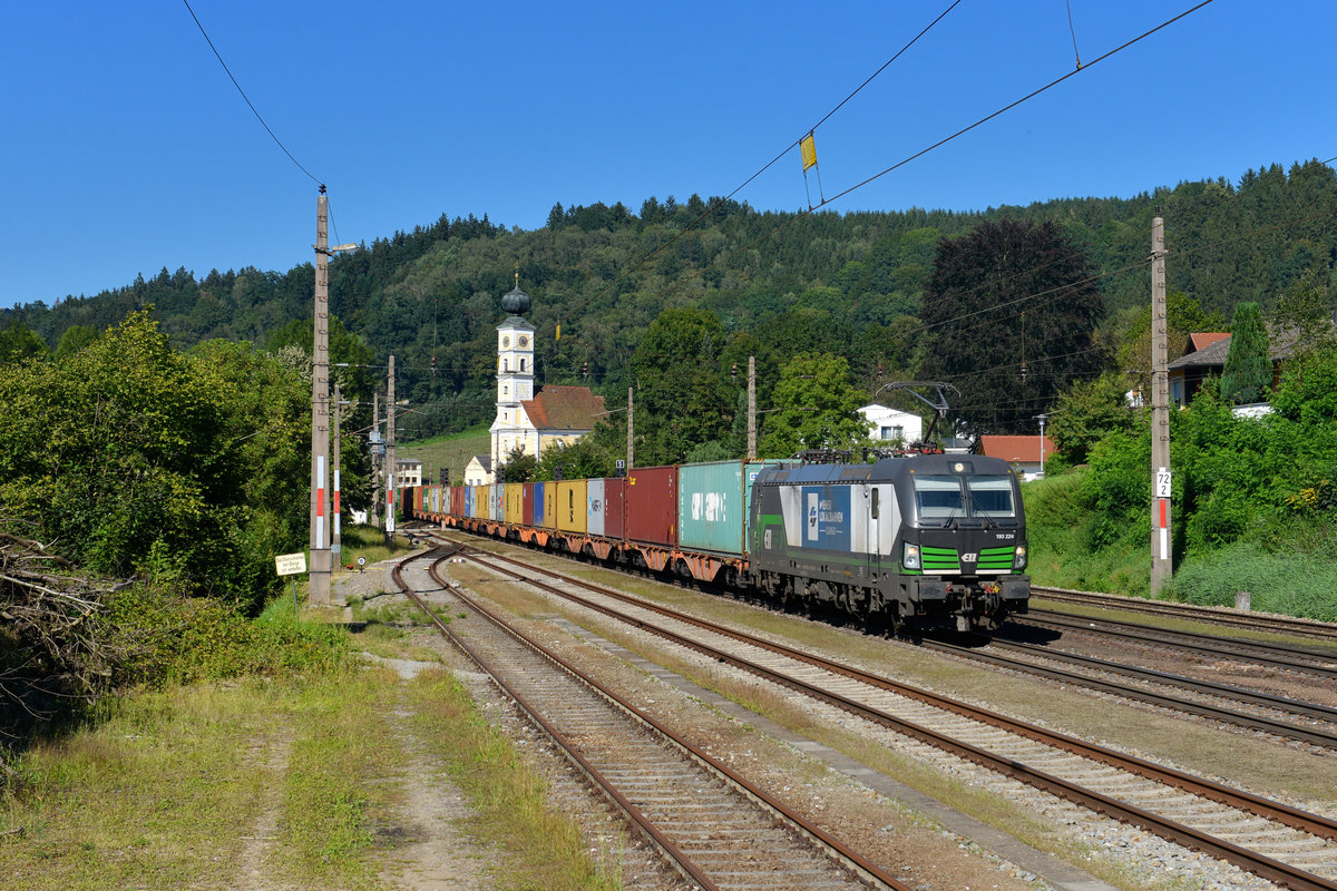 193 224 mit einem Containerzug am 26.08.2016 in Wernstein am Inn. 