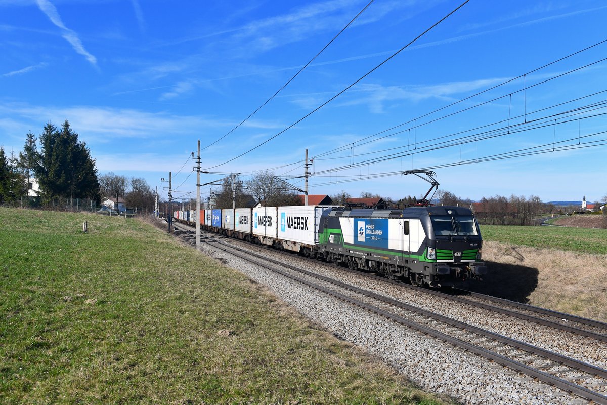193 224 mit einem Containerzug am 17.03.2019 bei Kumpfmühl. 