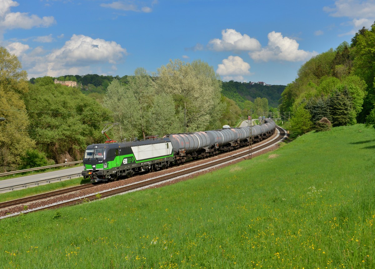 193 224 mit einem Kesselzug am 07.05.2015 bei Pleinting. 
