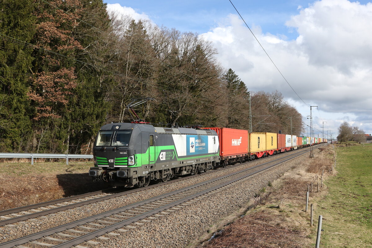 193 224 von  WLC  mit einem Containerzug aus Salzburg kommend am 24. Februar 2024 bei Hufschlag.