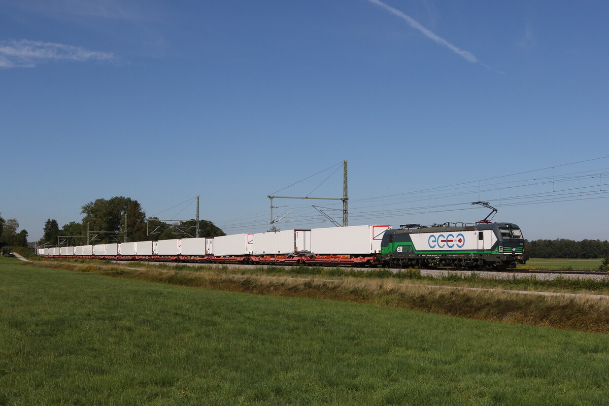 193 225 von  ECCO-Rail  mit einem  KLV  aus München kommend am 23. August 20222 bei Übersee am Chiemsee.
