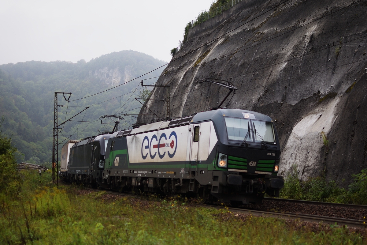 193 225 von ELL zieht am 4. September 2018 mit einer Schwester von MRCE den ekol-Klv die Geislinger Steige hinaus.