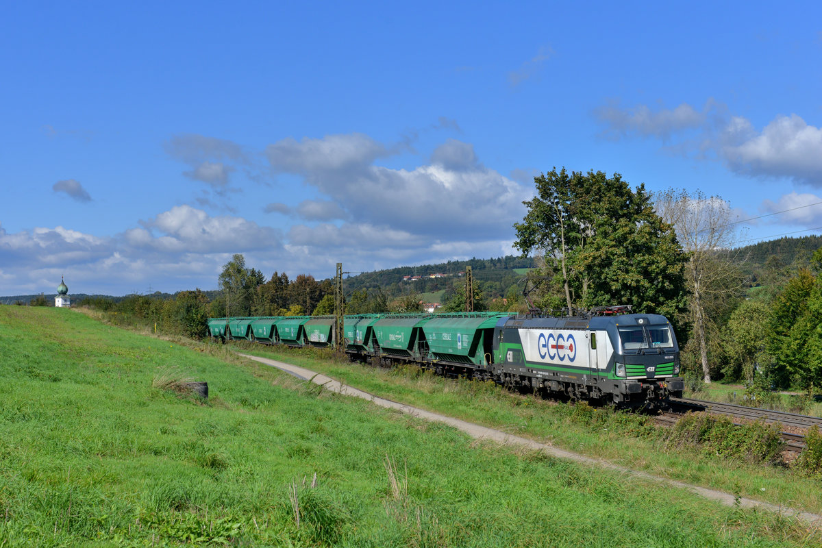 193 225 mit einem Getreidezug am 05.10.2016 bei Passau. 