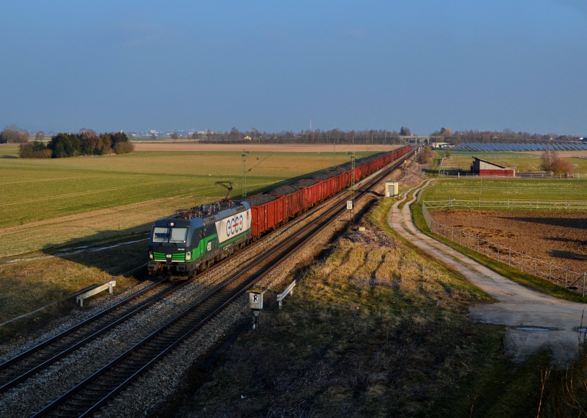 193 225 mit einem Kohlezug am 10.03.2016 bei Stephansposching. 