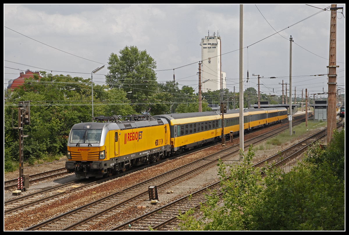 193 226 mit Regiojet fährt am 6.06.2018 durch den Bahnhof Gänserndorf.