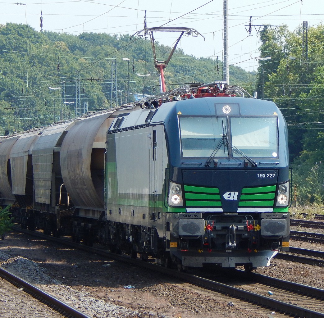 193 227 der ELL kam am 3.7 mit einem Güterzug durch Köln West gefahren. 

Köln 03.07.2015