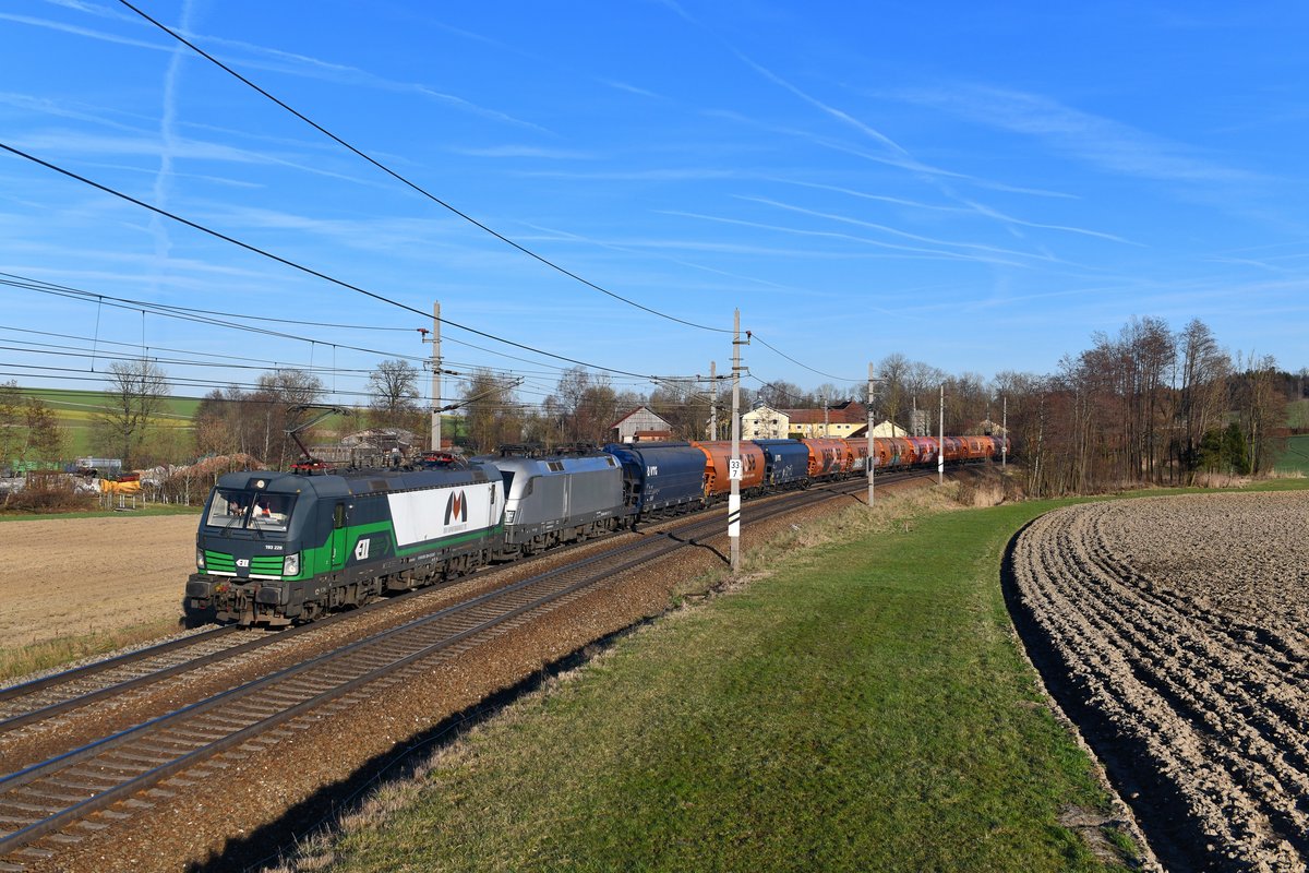 193 228 + 182 600 mit einem Getreidezug am 17.03.2019 bei Kimpling. 