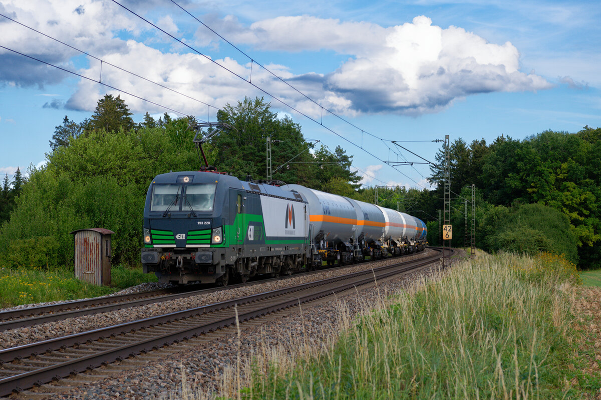 193 228 ELL/MMV mit einem Gaskesselzug bei Seubersdorf Richtung Nürnberg, 19.08.2020