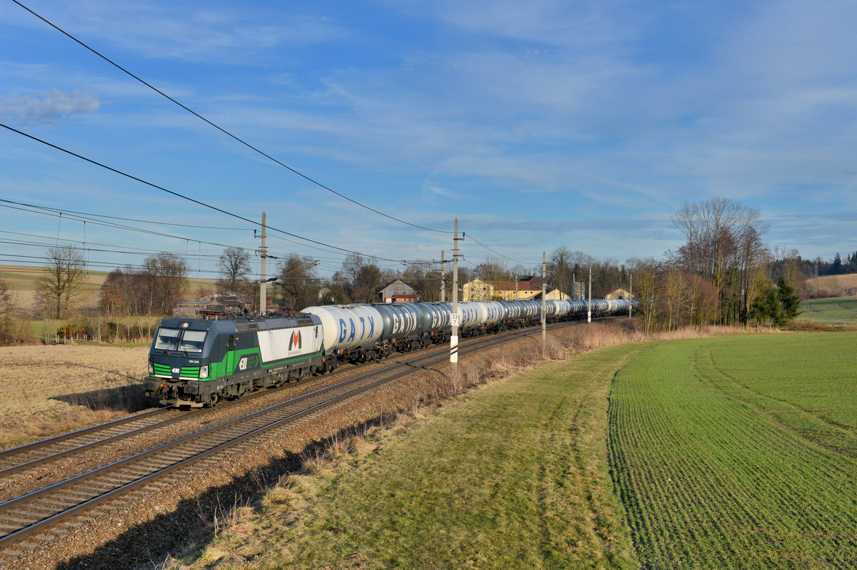 193 228 mit einem Kesselzug am 27.02.2017 bei Kimpling. 